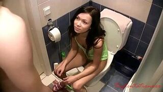 русская нашла подружку без трусиков в туалете и трахнулась - порно видео