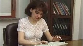 Неверная жена трахается в офисе - итальянец - порно видео