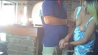 Официантка в баре застукала за дрочкой своего менеджера - порно видео