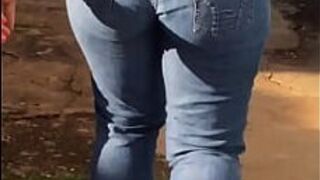 брюнетка читает и горячо - порно видео