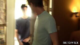 Соседи по дому все еще развлекаются с вершинами, проходящими через дверь - порно видео