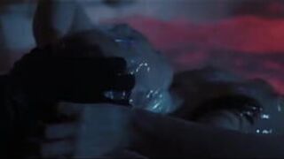 Лисица в ловушке: сексуальная обнаженная девушка в горячей ванне - порно видео