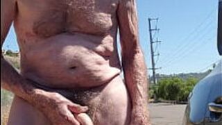Дедушка обнаженный на улице у дороги дрочит и кончает ради тебя - порно видео