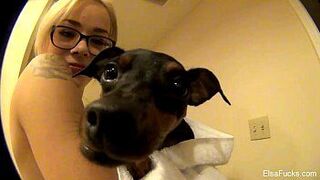 Эльза Джин показывает свою киску - порно видео