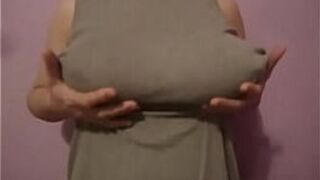 Я трогаю себя без бюстгальтера - порно видео