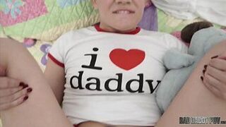 На день отца, время игры, она хочет член папы - порно видео