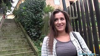 Публичный агент Синди Лоарн и ее крошка с круглой жопой трахаются в машине - порно видео