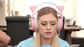 «Горячую телочку-геймера облили спермой в лицо» - порно видео