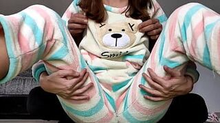 Азиатское любительское отчим вуайерист дразнит маленькие сиськи и мастурбирует возбужденную киску - порно видео