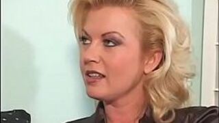 Молодые парни - единственные, кто может не отставать от требований этой зрелой киски - порно видео