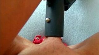 Софи в желтой мини-юбке пылесосит свою киску и дилдо - порно видео