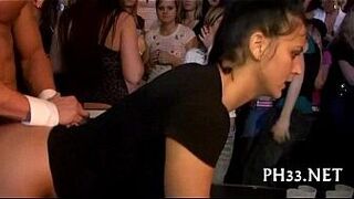 Юных милашек трахнули сзади - порно видео