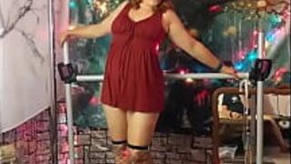 Хотвайф Штеффи снимает свое красное платье - порно видео