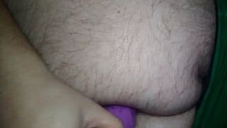 Джимми пробует дилдо в своей заднице, и ему это нравится - порно видео