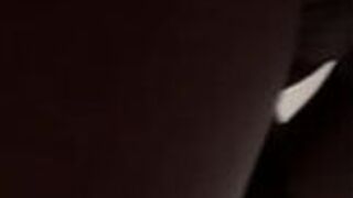 Чернокожая милфа сквиртует в ожидании трахания - порно видео