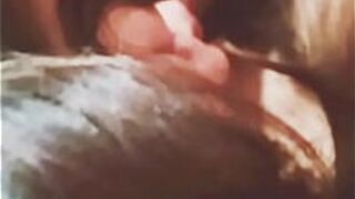 Я выхожу из душа, и моя девушка говорит мне не надевать одежду, чтобы она могла отсосать мой член - порно видео