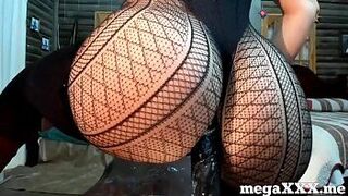 Девушка с идеальной задницей скачет на дилдо - порно видео