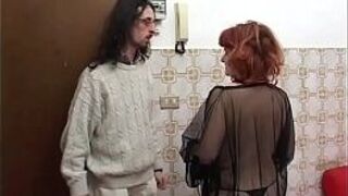 Настоящая итальянская мама делает отличный анальный секс с молодым членом !!! Настоящее любительское время - порно видео