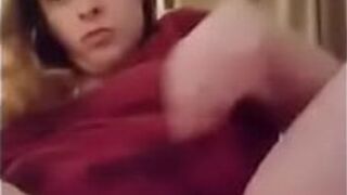 Толстушка играет со своей киской, пока не сквиртует повсюду - порно видео