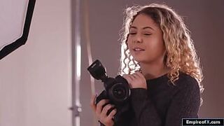 Миниатюрную тинку трахнул большой черный член - порно видео