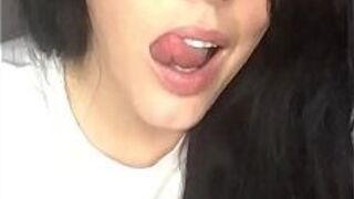 Я показываю тебе снимки с другими парнями, а потом трахаю тебя - порно видео