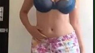 ПРЕДУПРЕЖДЕНИЕ: ОБЯЗАТЕЛЬНО ВИД. Фигуристая тинка снимает одежду и показывает свое потрясающее тело - порно видео