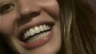 Горячая крошка дает взятку киске - порно видео