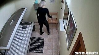 Мастурбирующая девушка не имеет ни малейшего представления о камере - порно видео