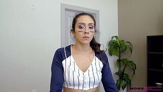 Братан трахает всю семью за золотой билет - порно видео