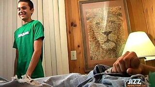 Би фигуристка ест прямую сперму - порно видео