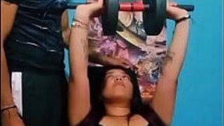 Моя сводная сестра хочет, чтобы я ее обучил, я собираюсь ее тщательно обучить - порно видео