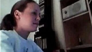 Глубоко заглатывает его твердый член перед тем, как его выстреливают ей в рот - порно видео