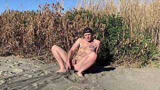 педик дилдо играет на пляже - порно видео