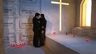 Сногсшибательный трах вдовы на кладбище - порно видео