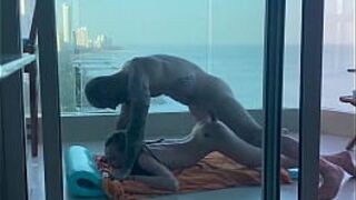 На балконе в Картахене молодой студентке наполняют свою симпатичную маленькую задницу! - порно видео