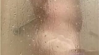 В душе голый - порно видео