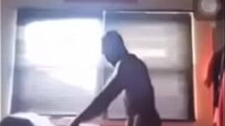 Африканский парень грубо шпилит свою девушку после того, как съел пиццу - порно видео