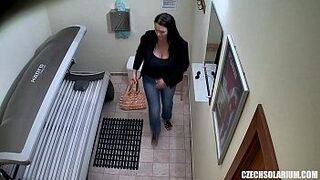 Огромные натуральные сиськи в солярии - порно видео