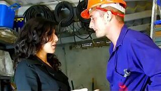 Сексуальная шлюшка у мужиков грязные услуги! - порно видео