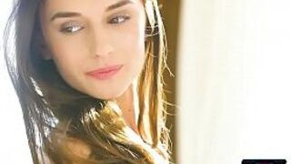 Идеальная крошка-брюнетка делает стриптиз и позирует - порно видео