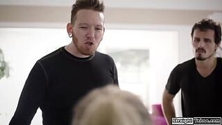 Грабители наткнулись на горничную и нанесли ей двойное проникновение - порно видео